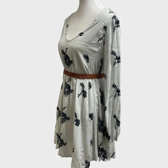 Free People Long Sleeve Austin Tunic Dress. Size
Medium. Grey green blue floral - Picture 9 of 14